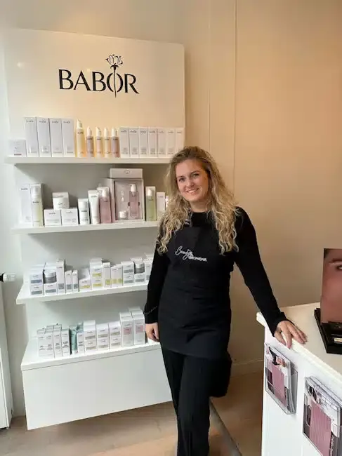 Beaudjara staat naast de Babor-wand met verzorgingsproducten.