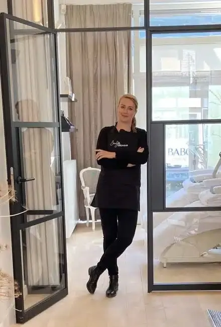 Maaike staat in de deuropening van de salon in de Walstraat.